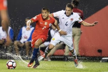 Bajo una fuerte lluvia que obligó a suspender el partido por dos horas, la Roja -sin el suspendido Vidal- derrotó sin problemas a Colombia.