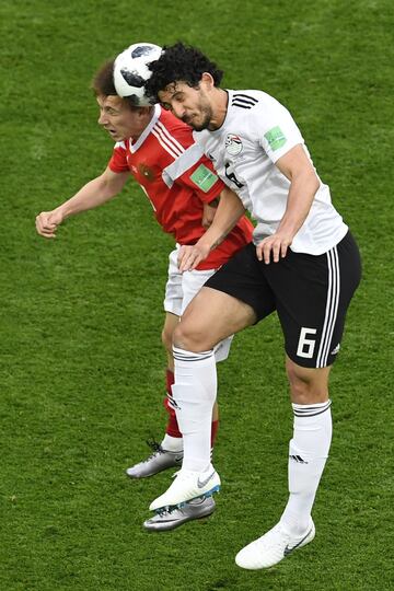 Aleksandr Golovin con Ahmed Hegazi.