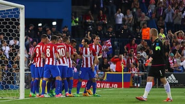 Los jugadores del Atlético celebran el gol de Griezmann ante el Leicester.