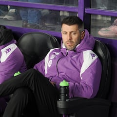 Pezzolano motiva a sus jugadores tocando su corazón