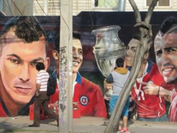 José Luis Madrid, artista de la comuna de Quilicura, decidió inmortalizar la imagen de Gary Medel, Alexis Sánchez, Eduardo Vargas y Arturo Vidal en un mural como un homenaje al logro de la Copa América conseguida hace meses.