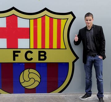 El 24 de diciembre de 2010, firmó su contrato como nuevo jugador del Barcelona