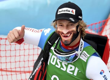 El suizo Marco Odermatt, con mascarilla, levanta el pulgar después de la carrera Super G masculina de la Copa del Mundo de Esquí Alpino FIS en Saalbach-Hinterglemm (Austria). La prevención contra el coronavirus es fundamental en todos los ámbitos sociales, también en el del deporte profesional.