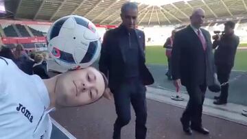 Mourinho no perdona: le arruinó el truco a un freestyler