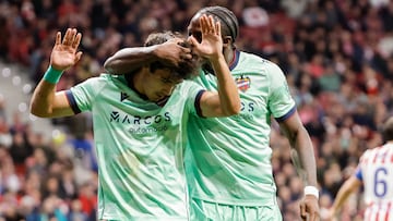 MADRID, 08/11/2025.- Los jugadores del Levante Manu Sánchez y el camerunés Karl Etta Eyong celebran el primer gol del equipo levantinista durante el encuentro correspondiente a la jornada 12 de Laliga EA Sports que disputan hoy sábado Atlético de Madrid y Levante en el estadio Metropolitano, en Madrid. EFE / Sergio Pérez.