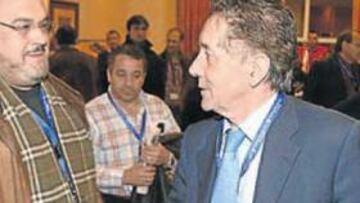 <b>EL GANADOR. </b>Julio Meana recibe las felicitaciones de los asambleístas que le votaron ayer.