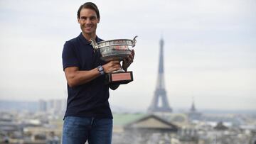 Rafa Nadal posa con el trofeo de campe&oacute;n de Roland Garros en la azotea de la Galerie Lafayette con la Torre Eiffel de fondo.