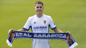 Álvaro Tejero posa con una bufanda del Real Zaragoza en su presentación en La Romareda.