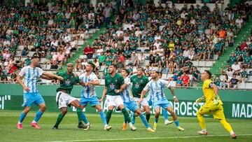 Baturina, Naldo, Nelson Monte y Puric pugnan por el balón.