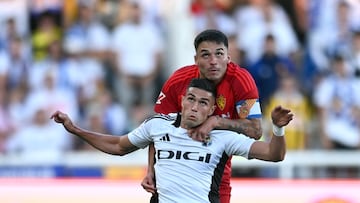 Partido de Liga Hypermotion entre el Burgos CF y el Real Zaragoza celebrado en el estadio de ‘El Plantío’, Burgos.
Edu Espiau del Burgos y Lluís López del Zaragoza
RICARDO ORDÓÑEZ - 15-09-2024