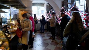 Customers wait in line in a cafe working take-out only on Nevsky Prospekt, in Saint Petersburg, on November 2, 2021. - Russian authorities said on November 1, 2021, that doctors were under "extraordinary" strain due to surging coronavirus cases in Europe's worst-hit country, with Moscow shuttered during a nationwide holiday to curb infections. Russia is one of the worst-hit countries in the world and a devastating wave this autumn has seen infections and deaths reach new records, with more than 1,000 fatalities per day. (Photo by Olga MALTSEVA / AFP)