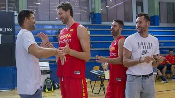 Felipe Reyes y Rudy Fern&aacute;ndez durante su visita a la Selecci&oacute;n en el Tri&aacute;ngulo de Oro de Madrid.