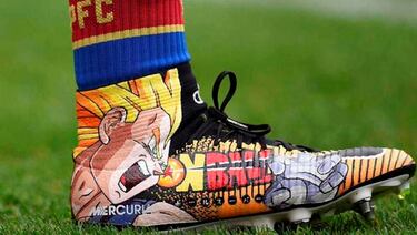 El futbolista maliense Bakary Sako, durante su etapa en el Crystal Palace 2015-19, nos deleitó hace algún tiempo con unas botas con motivos de Dragon Ball y la presencia de Goku en ellas.