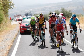 Luis Ángel Maté se metió en la escapada por tercer día consecutivo y mantiene el maillot de lunares azules de la Montaña.