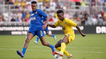 Militao y Vinicius, en una jugada del amistoso 'The Beautiful Game' que reunió en Miami a amigos de Roberto Carlos y Ronaldinho.