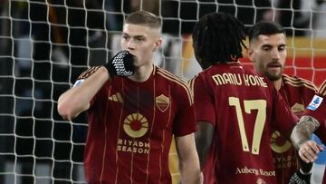 Dovbyk celebra un gol con la Roma en el partido de Serie A frente al Genoa.