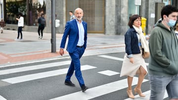 El presidente del Athletic, Aitor Elizegi, por las calles de Bilbao.