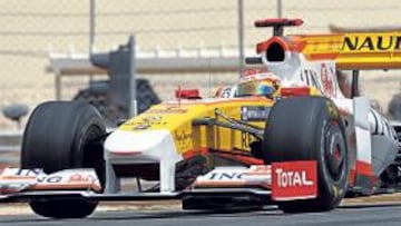 <b>RETOQUES. </b>El R29 estrena deflectores dobles en los extremos del alerón delantero, 'paragüeros' en el pontón y nueva posición de escapes.