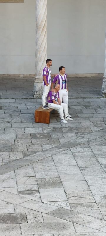 Víctor, Landáburu y Alberto posando con la nueva camiseta.