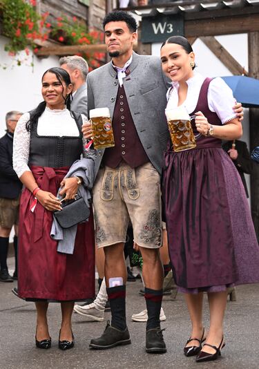  Luis Díaz junto a su mujer, Gera Ponce, y su madre, Cilenis Marulanda durante la fiesta del Oktoberfest celebrada en Múnich. 