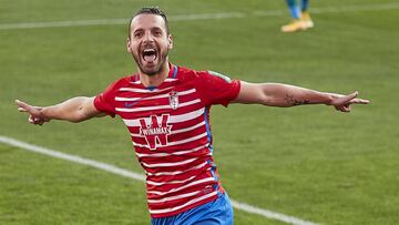 Soldado, celebrando uno de sus dos goles al Betis en el &uacute;ltimo partido disputado en Los C&aacute;rmenes.