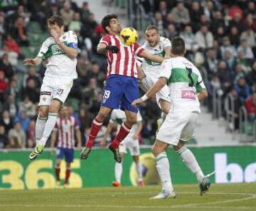 Diego Costa con el balón.