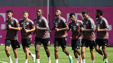 (L-R) Bayern Munich's Moroccan defender Noussair Mazraoui, Bayern Munich's French defender Lucas Hernandez Bayern Munich's French striker Mathys Tel, Bayern Munich's Dutch midfielder Ryan Gravenberch, Bayern Munich's French midfielder Kingsley Coman, Bayern Munich's German midfielder Leroy Sane and Bayern Munich's Cameroonian forward Eric Maxim Choupo-Moting warm up during the training session in Munich, southern Germany, on September 6, 2022, on the eve of the UEFA Champions League first round football match of the Group C Inter Milan vs Bayern Munich. (Photo by Christof STACHE / AFP)