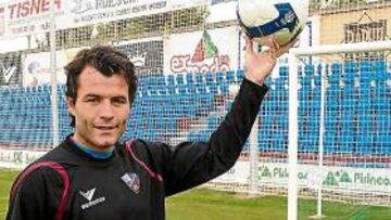 <b>CONTROL. </b>Camacho, junto a Helguera, está llamado a marcar el ritmo del partido.