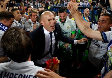 El 21 de mayo de 2017 Zidane consigui¨® el t¨ªtulo de Liga. En la foto, la celebraci¨®n con el equipo.
