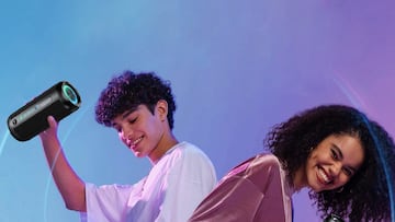Sol, playa y un buen altavoz impermeable: esta es la caja de sonido bluetooth con RGB que está buscando todo el mundo en Amazon.
