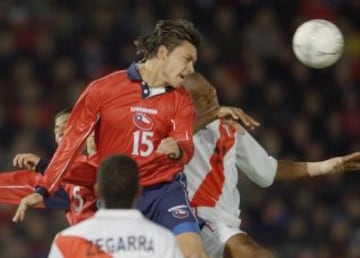 En 2003, Juvenal Olmos debuta en la banca de la Selecci&oacute;n Chilena, derrotando 2-0 a Per&uacute; en el estadio Nacional. Esa noche Mauricio Pinilla tuvo estreno con gol en la Roja.