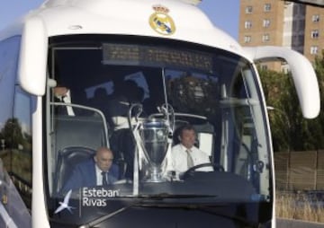 El autobús con los jugadores del Real Madrid se dirige a la sede del Ayuntamiento de Madrid, donde comenzarán las celebraciones tras su victoria ante el Atlético de Madrid en la final de la Liga de Campeones disputada ayer en Lisboa.