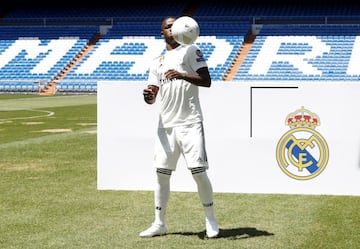 El jugador brasileño ha sido presentado en el estadio Santiago Bernabéu de la mano del presidente Florentino Pérez y acompañado de su familia.