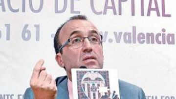 <b>ACLARÓ LAS DUDAS. </b>Javier Gómez explicó la ampliación de capital ayer en Mestalla.