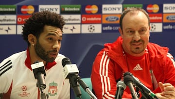 Jermaine Pennant y Rafa Bentez, exjugador y exentrenador del Liverpool, durante una rueda de prensa.