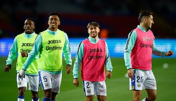 Altimira, en el centro, durante el calentamiento previo al Barça - Leganés.