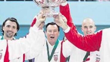 <b>CAMPEONES. </b>El equipo croata posa con la Ensaladera.