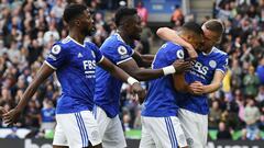 Leicester City&#039;s Belgian midfielder Youri Tielemans (2R) celebrates with Leicester City&#039;s English striker Jamie Vardy (R) after  scoring their first goal during the English Premier League football match between Leicester City and Manchester Unit