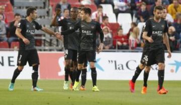 David Barral celebra uno de sus goles con sus compañeros.