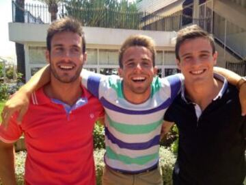 Con sus hermanos, también futbolistas.