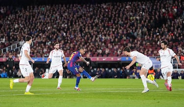 El brasileño aprovechó una de las pocas transiciones que ha tenido en el partido. Escondió muy bien la dirección y no pudo llegar Sergio Herrera.