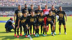 Team of Pumas UNAM pose