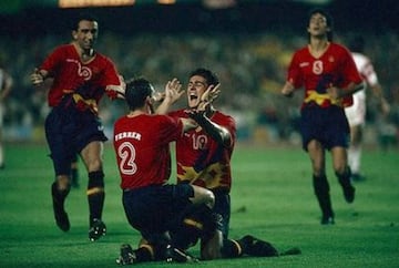 Kiko y Ferrer se abrazan tras el gol del gaditano.