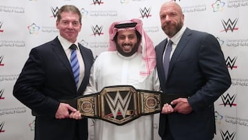 A la izquierda, el presidente de la WWE Vince McMahon.