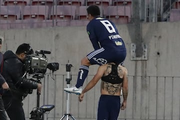 No queda claro si el salto de Pizarro fue extraordinario o si Soteldo es muy bajo. El Fantasista casi se saca la mugre en el festejo del gol azul.