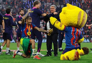 Raphinha celebra junto a la mascota del Fútbol Club Barcelona, CAT.