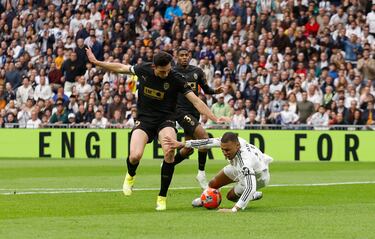 Derribo de Tárrega sobre Mbappé, evitando el mano a mano que buscaba ya el francés dentro del área valencianista. El VAR corroboró la pena máxima.