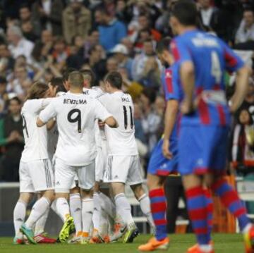 1-0. Cristiano Ronaldo celebra el primer gol con sus compaeñros.
