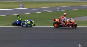 El de Honda ya había tocado a Aleix Espargaró mientras recuperaba posiciones porque había recibido un 'ride through' tras la salida. Al pasar a Rossi, le empujó. Fue sancionado con 30 segundos.