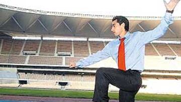 <b>FOSO DE ORO. </b>Recuperado de su cadena de lesiones, Raúl Fernández volvió a pisar el foso del Estadio Olímpico de La Cartuja, en exclusiva para AS. El foso que contempló el oro mundialista de Niurka Montalvo, es el foso de los sueños de Raúl.